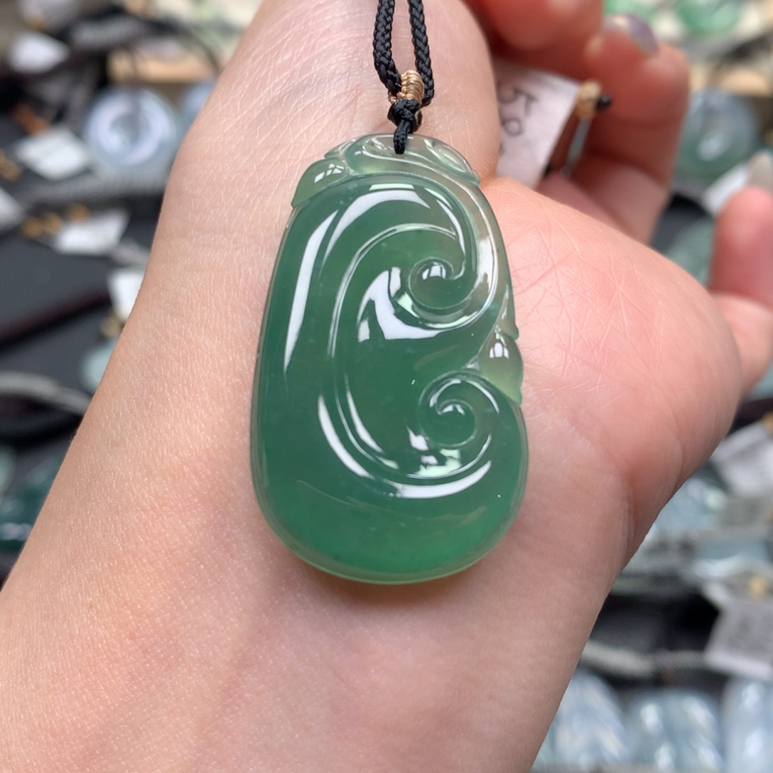 翡翠颈饰未镶嵌如意