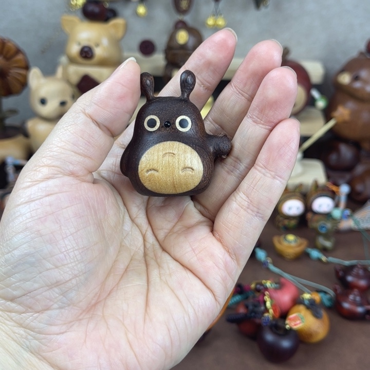 啵***茶实木小龙猫挂件一个