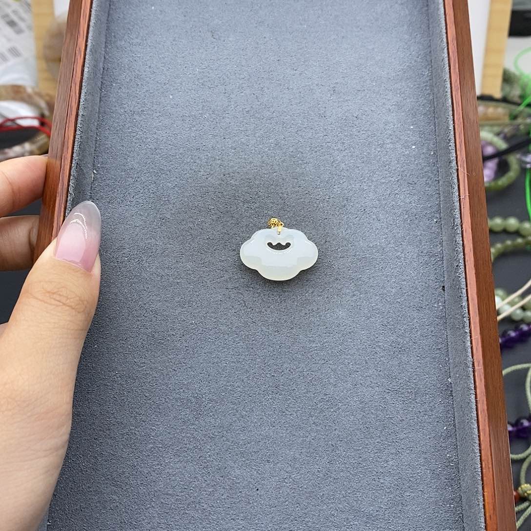 和田玉吊坠(不含链)18K金镶嵌