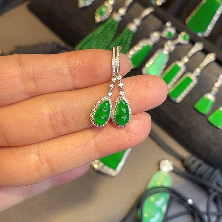 翡翠摆件18K金镶嵌帝王绿高冰福豆耳坠