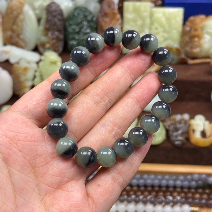 孙***然颈饰未镶嵌和田玉
