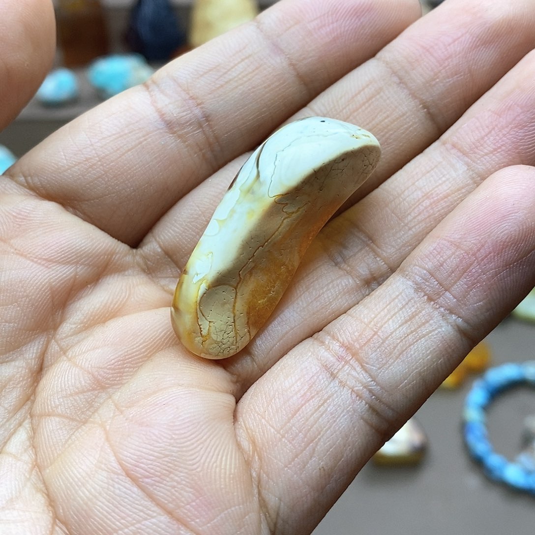 黑***言琥珀未镶嵌颈饰金白小豆角4.95克