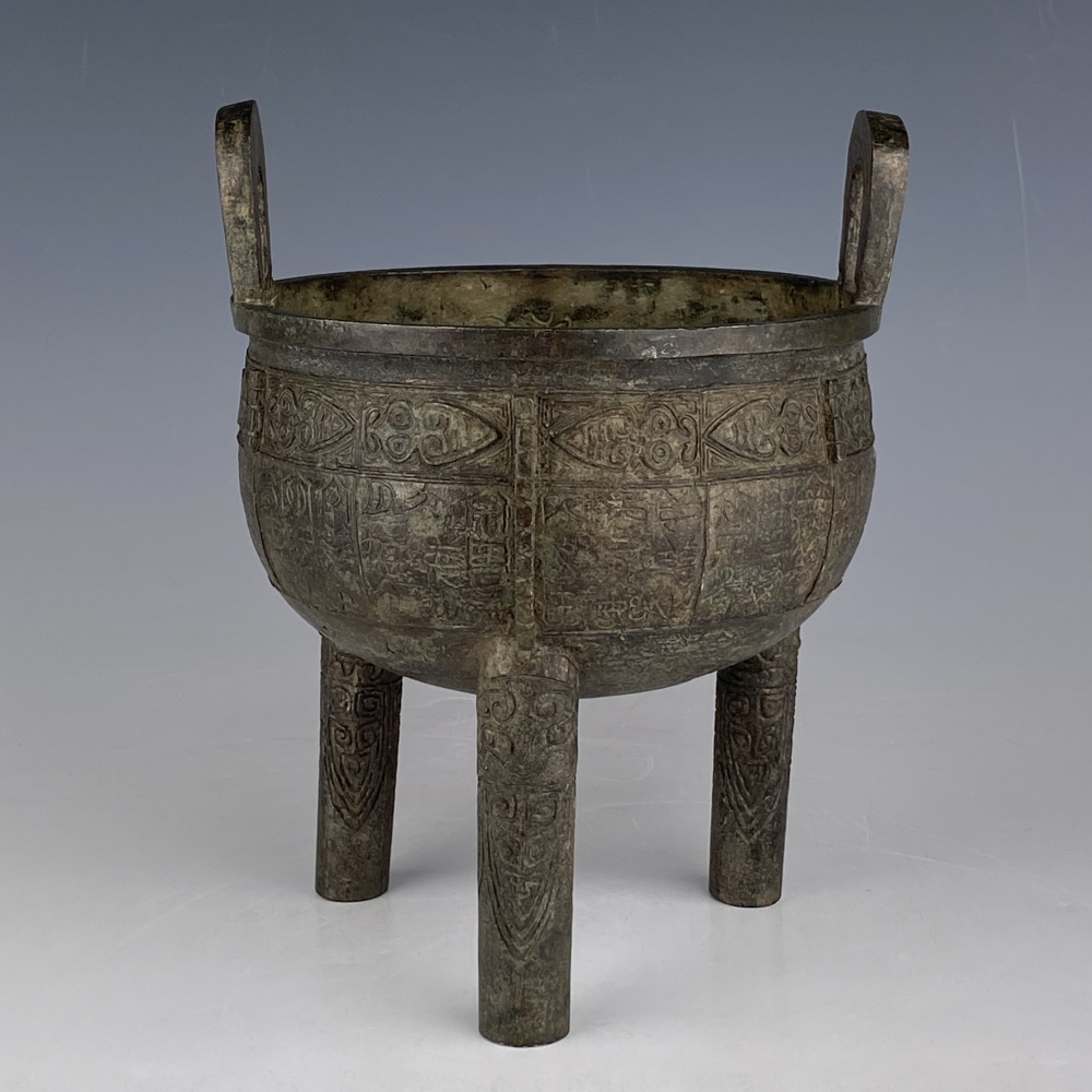 lot 11419 明末清初 铜饕餮纹三足鼎