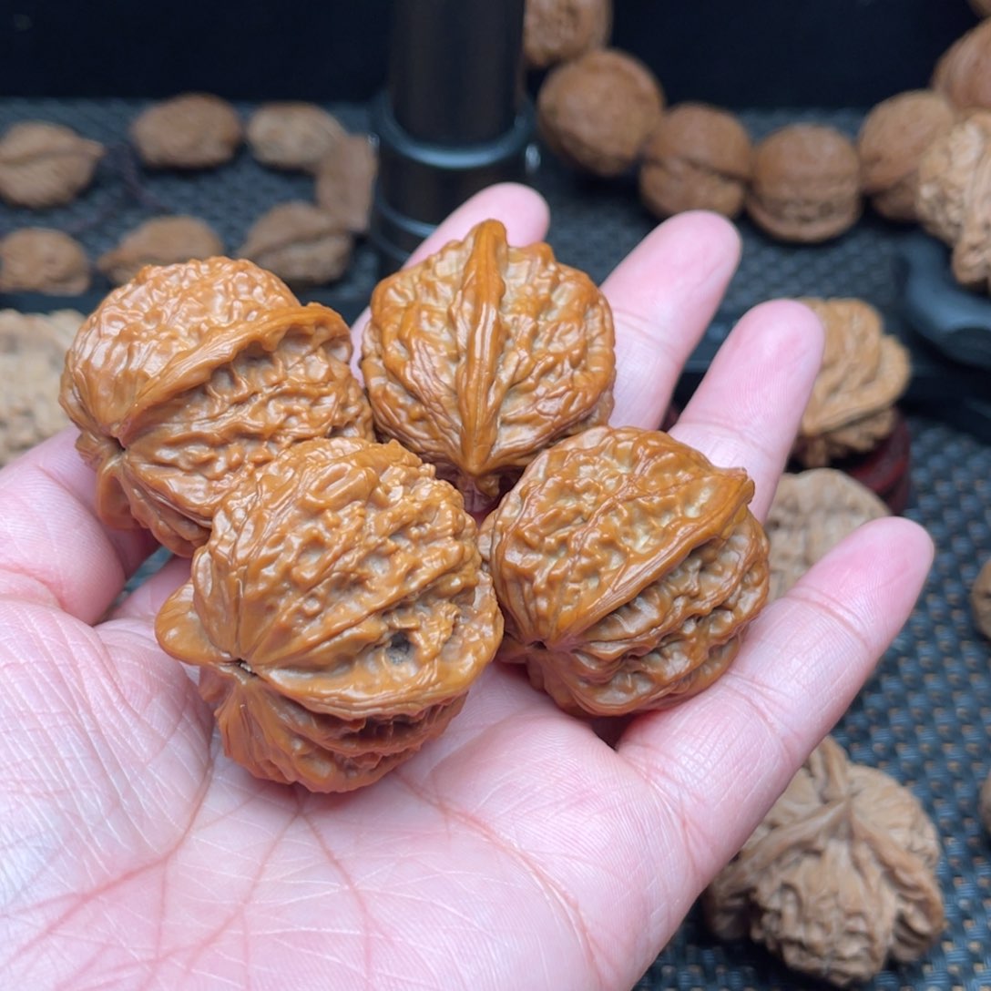 文玩核桃吊坠情*绪寿桃和熔岩虎