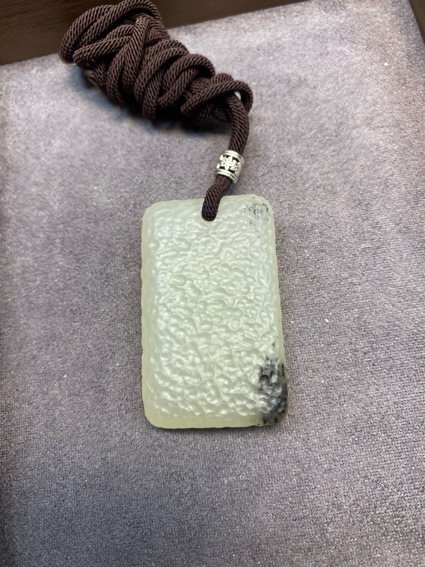 纯天然岫玉手工锤纹雕刻挂件