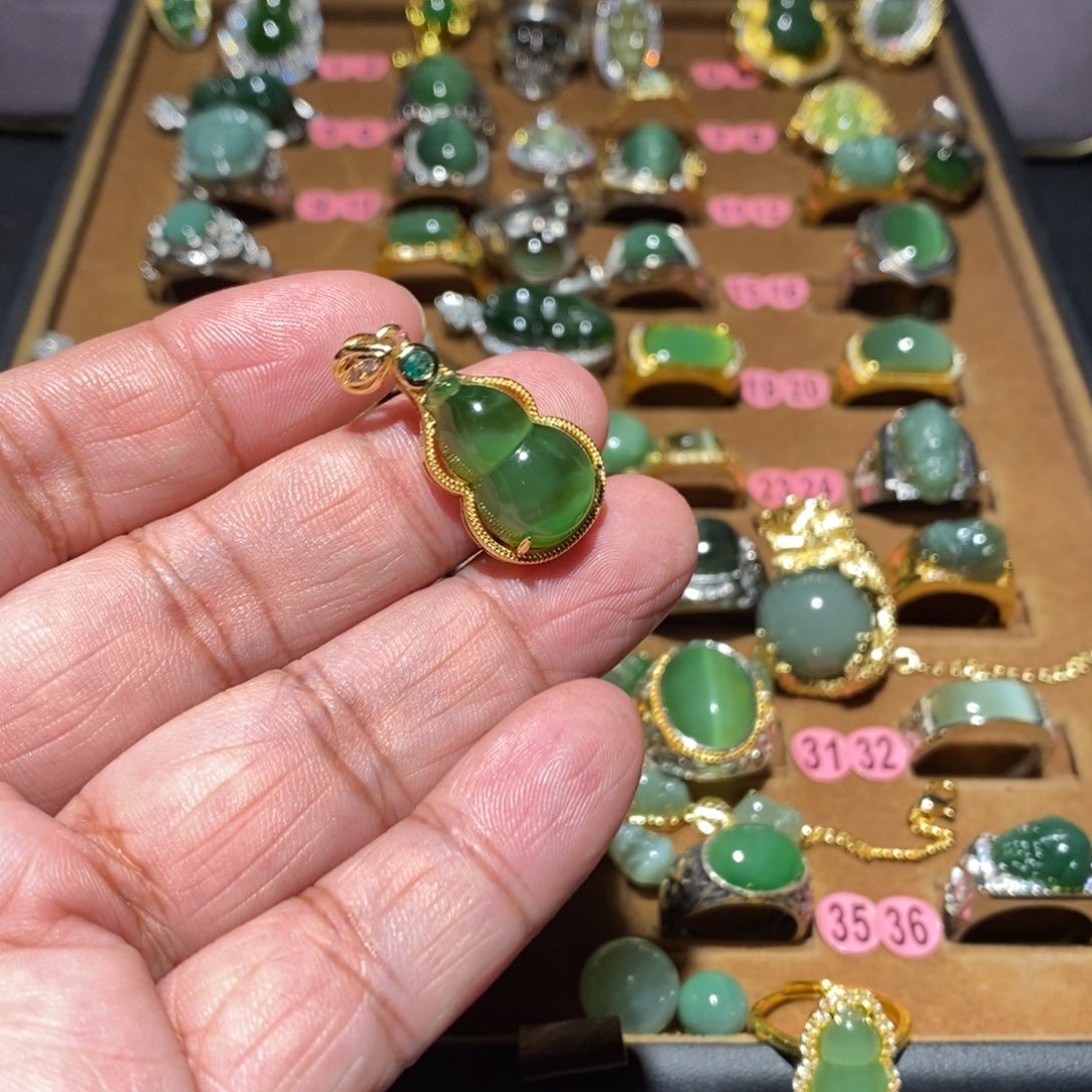 明***亮和田玉（碧玉）未镶嵌颈饰