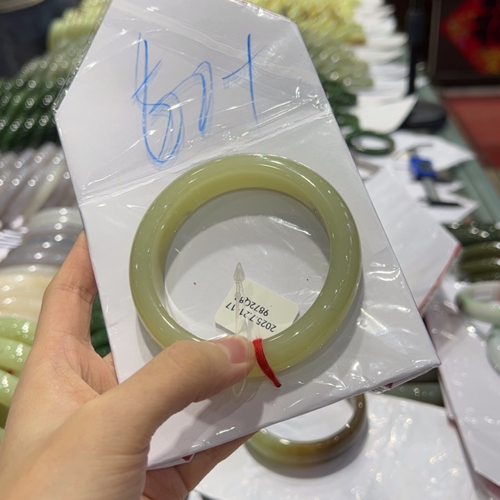 一***秋未镶嵌手镯和田玉