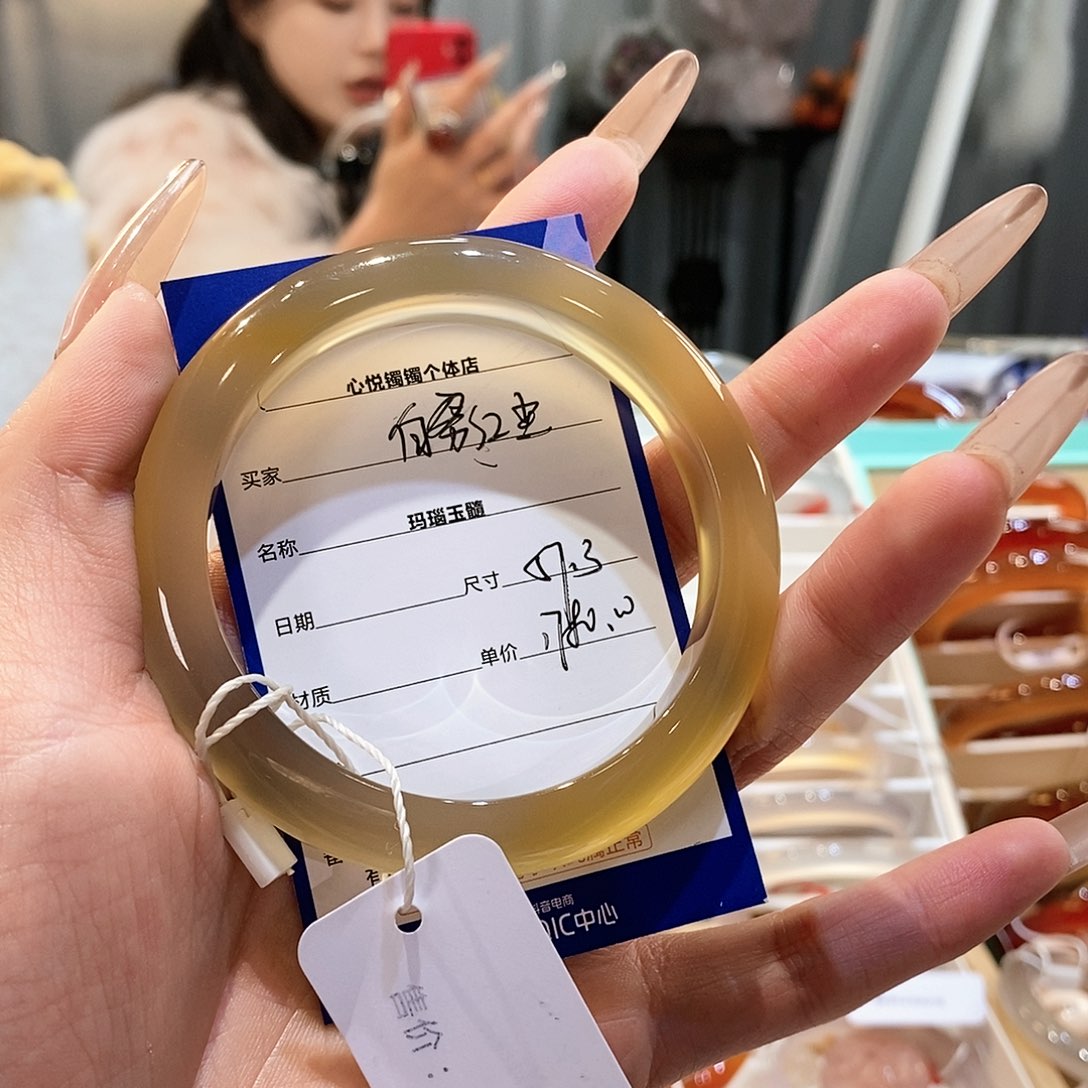 玛瑙/玉髓手镯未镶嵌白**尘