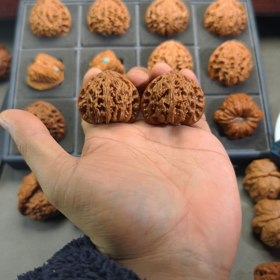 文玩核桃吊坠41丹凤眼桃心凹底三角白