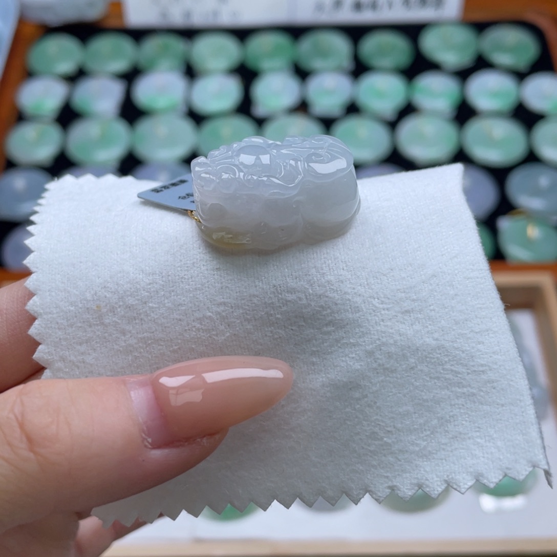 翡翠未镶嵌颈饰貔貅