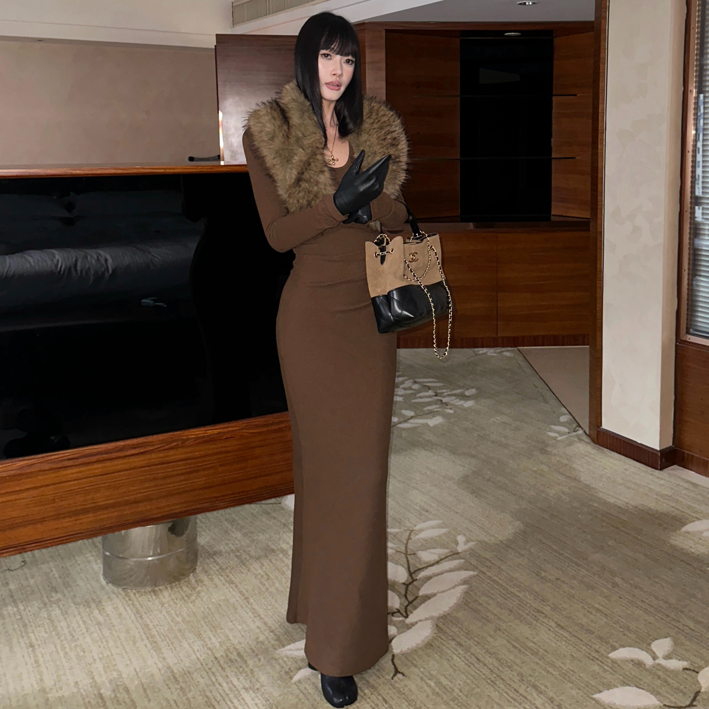 VENUIE【纽顿晚秋】时髦棕色外搭青果领毛绒毛围巾围脖披肩23742