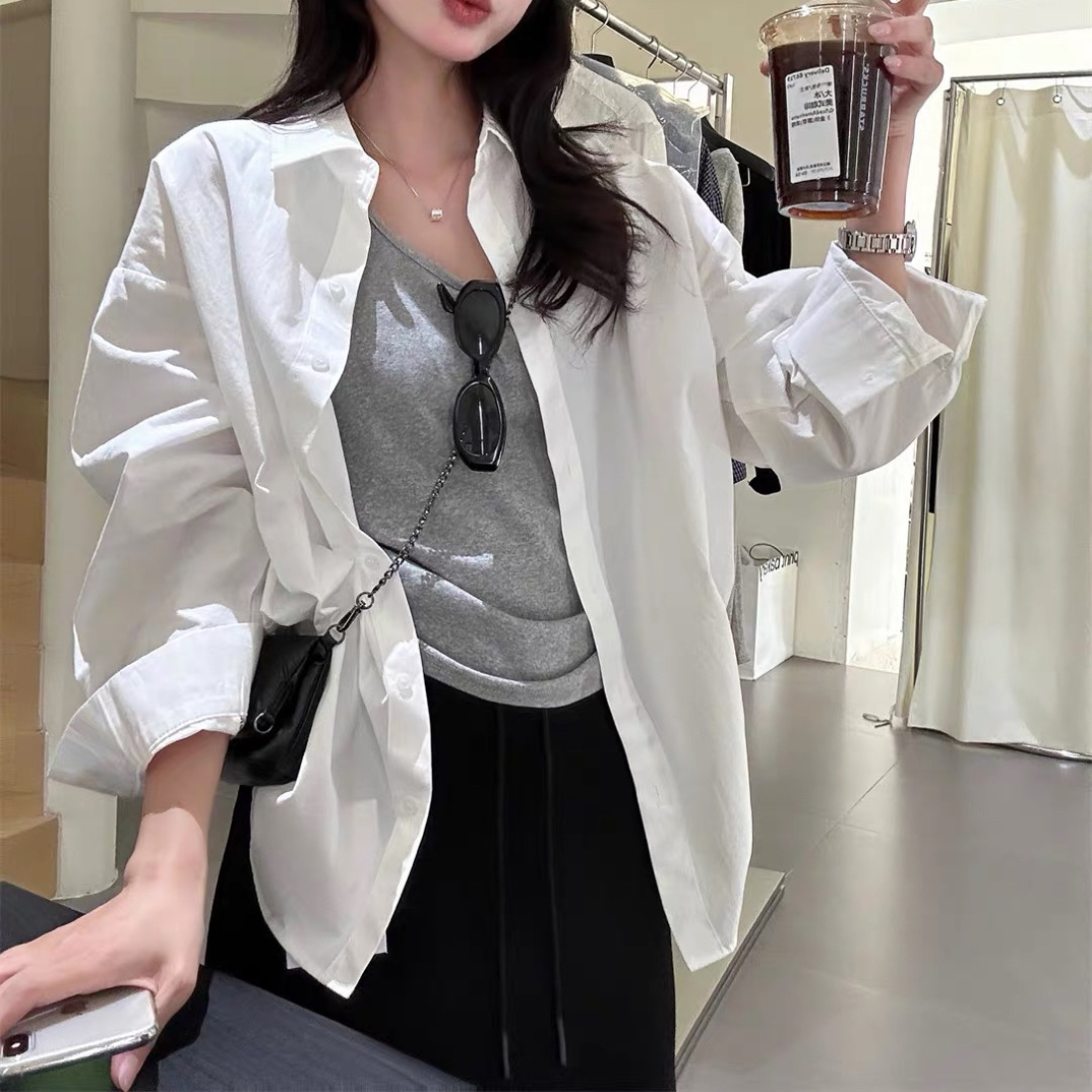 白衬衫灰背心两件套
