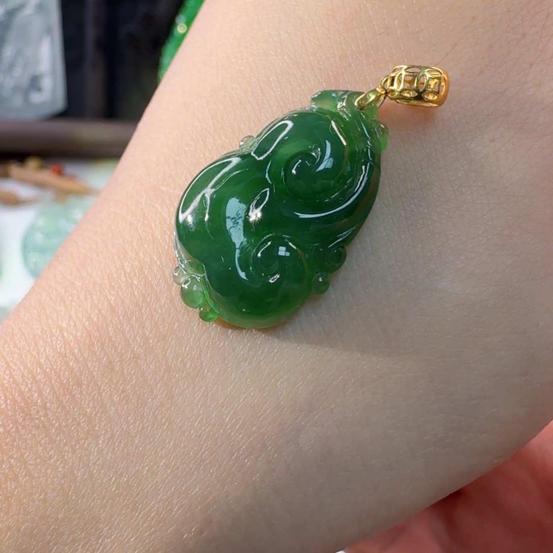 颈饰18K金镶嵌翡翠吊坠