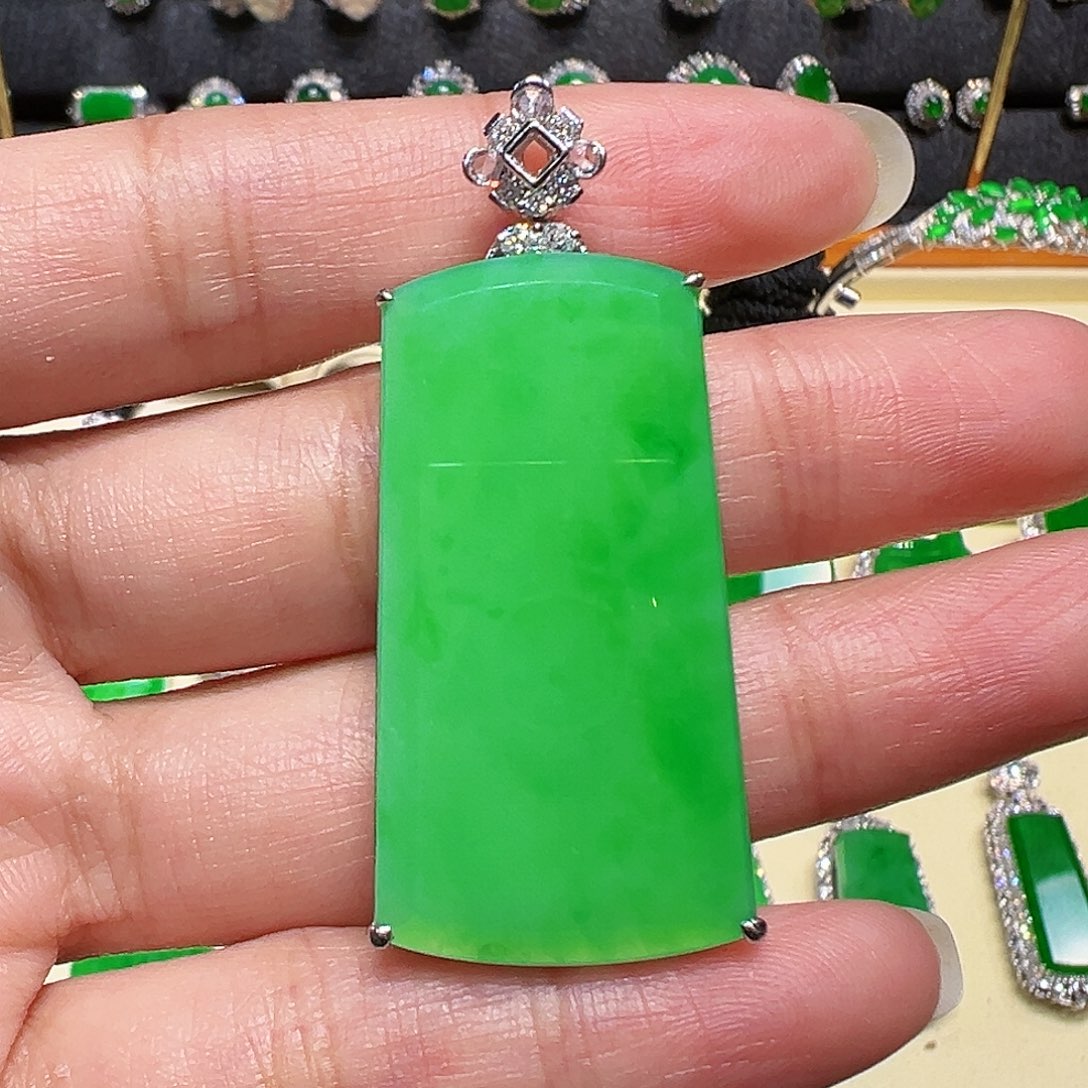 翡翠颈饰18K金镶嵌吊坠