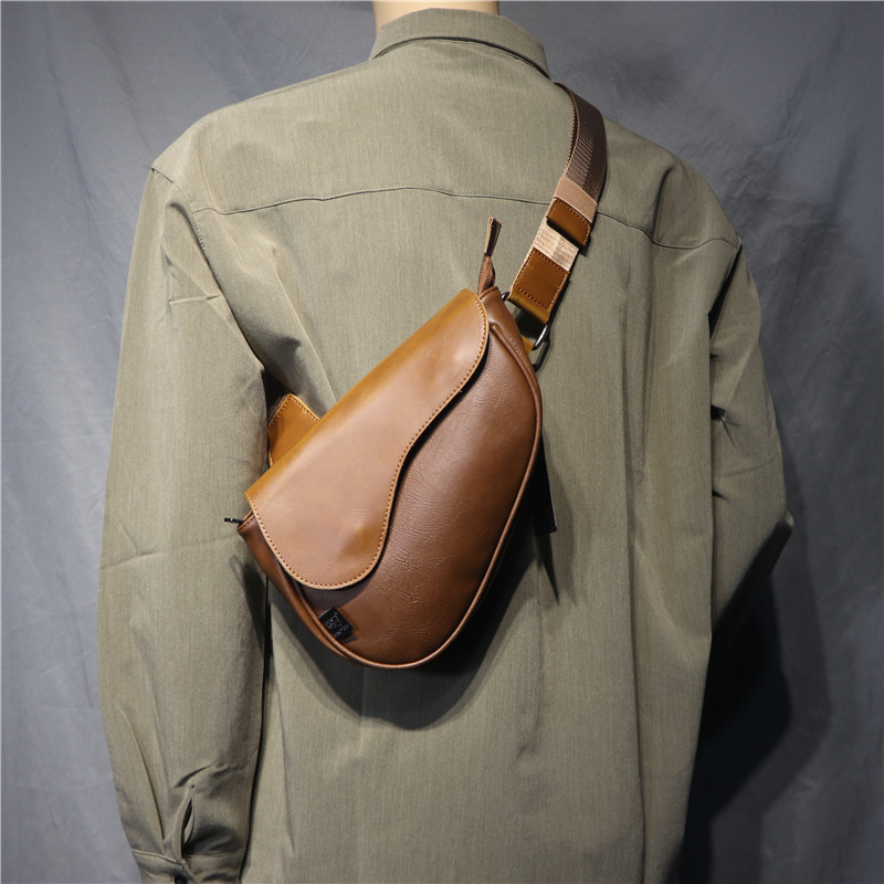 复古简约潮男斜挎小胸包日韩男女马鞍单肩包休闲百搭胸包