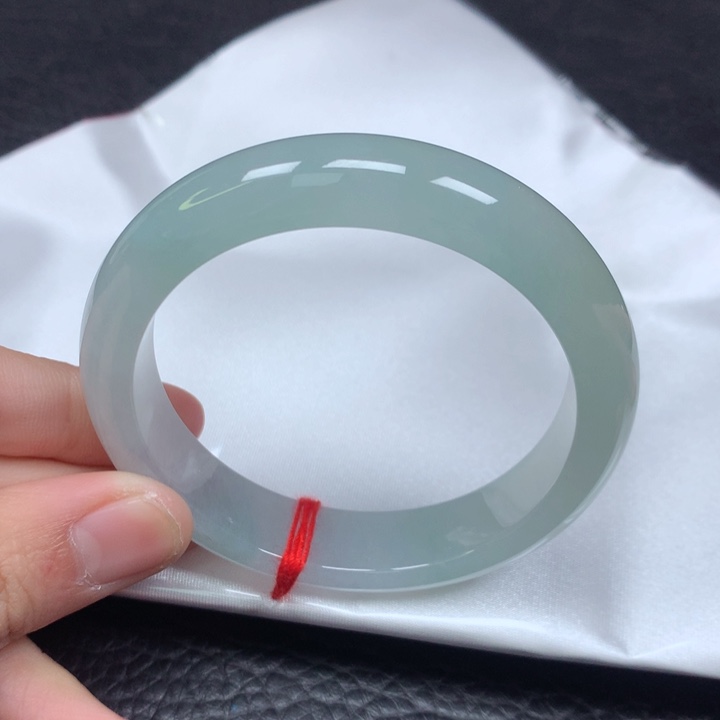 翡翠手镯未镶嵌。