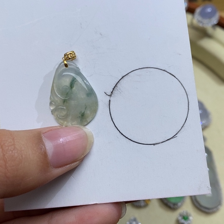 翡翠颈饰未镶嵌…