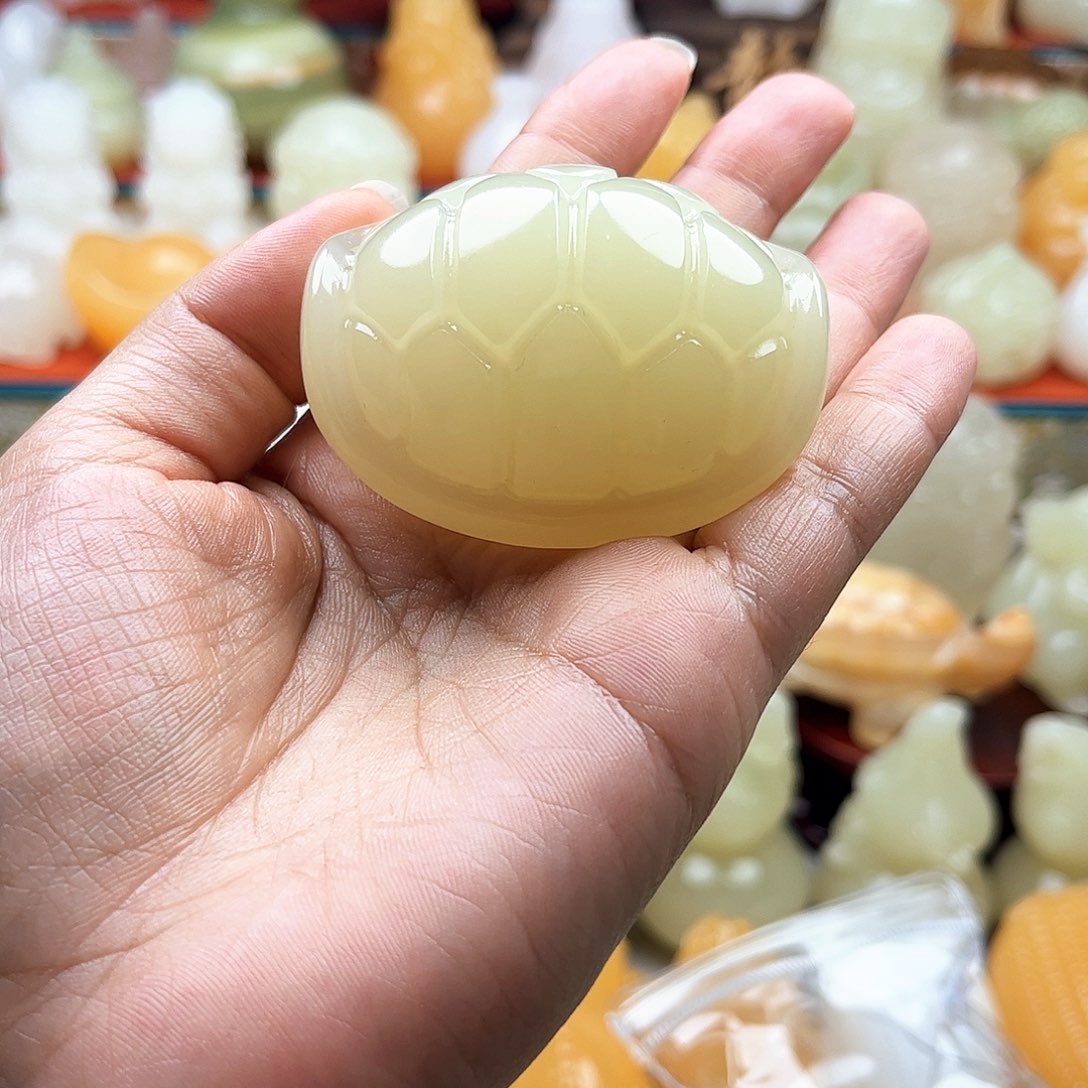 小***奶石材富家手把摆件