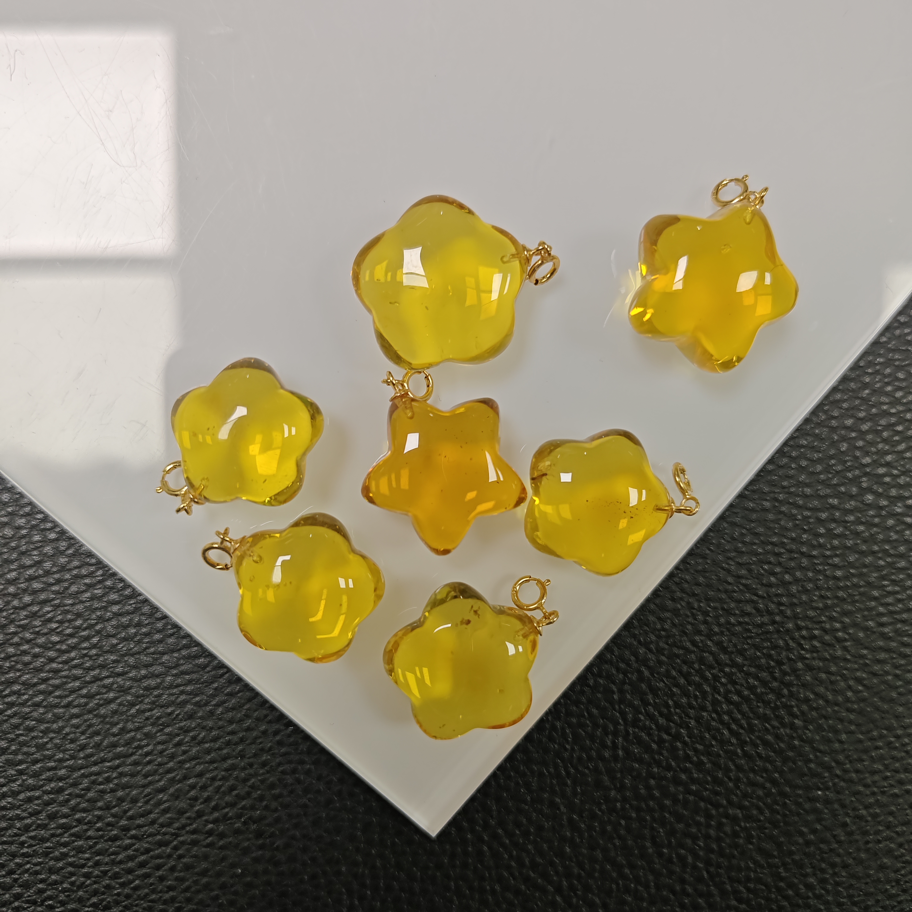 「戴琴珠宝」DQ992-琥珀蜜蜡星星银镶Q字扣（多样性发其一）