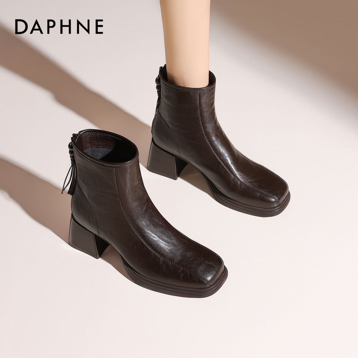 Daphne/达芙妮简约时尚瘦瘦靴女后拉链时装靴粗跟配裙子小短靴