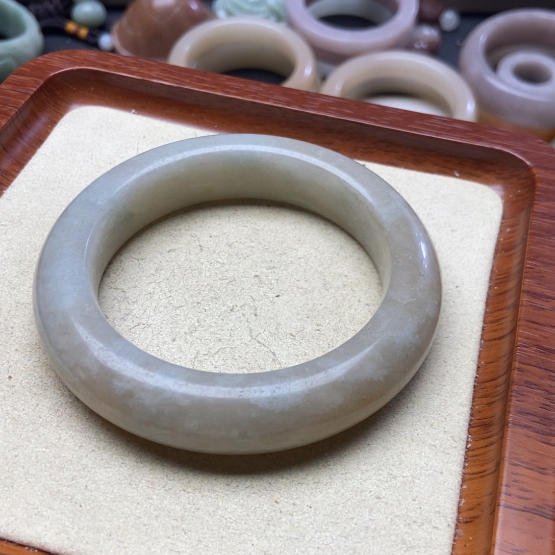 石英质玉手镯未镶嵌