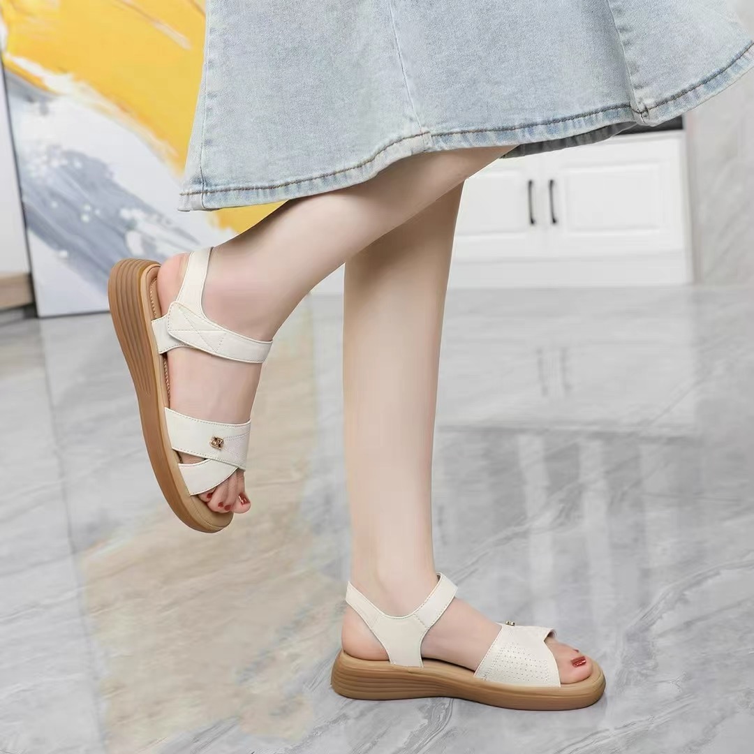 C7033  米色  新款夏季2025新款舒适厚底女休闲凉鞋 妈妈鞋