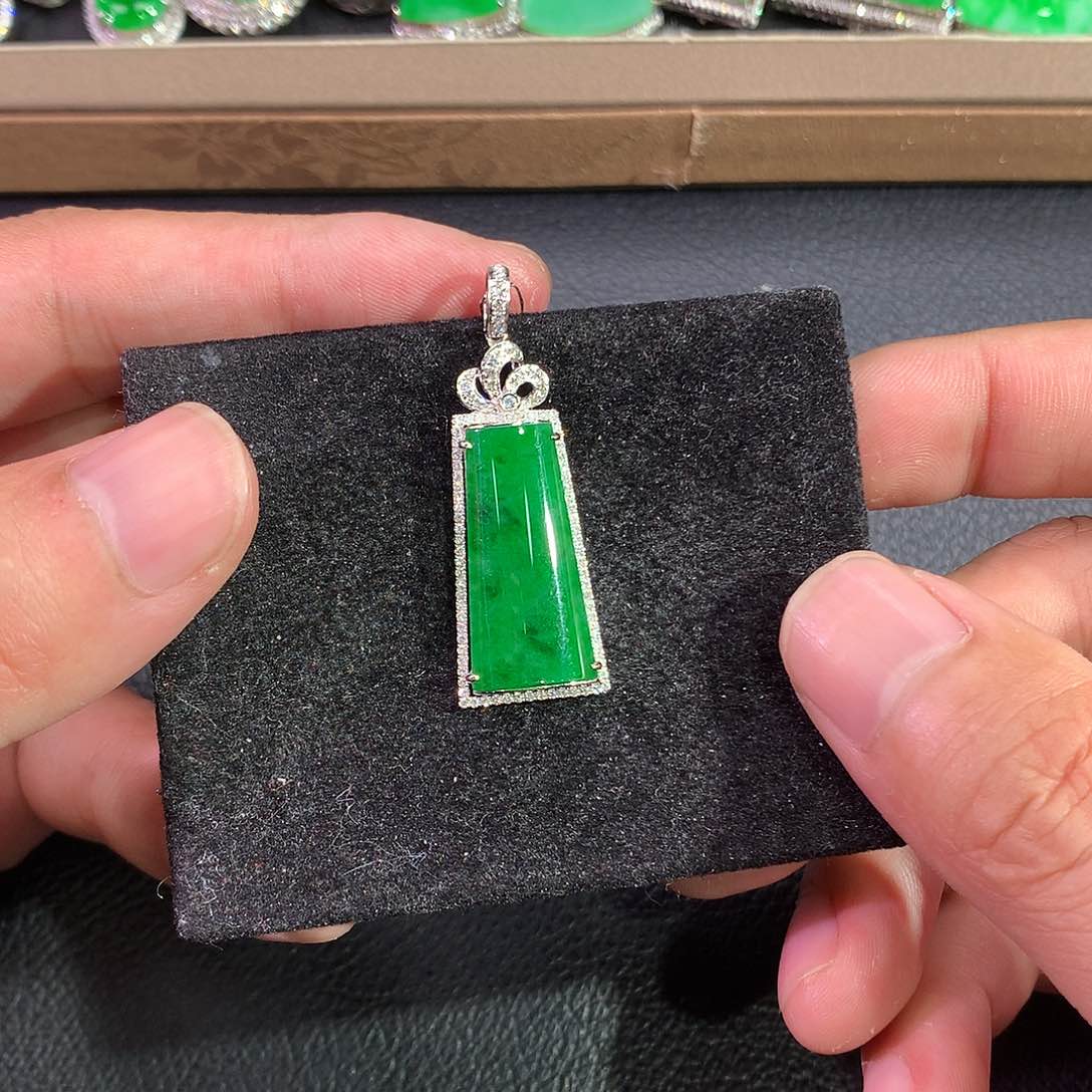 翡翠吊坠(赠链)18K金镶嵌