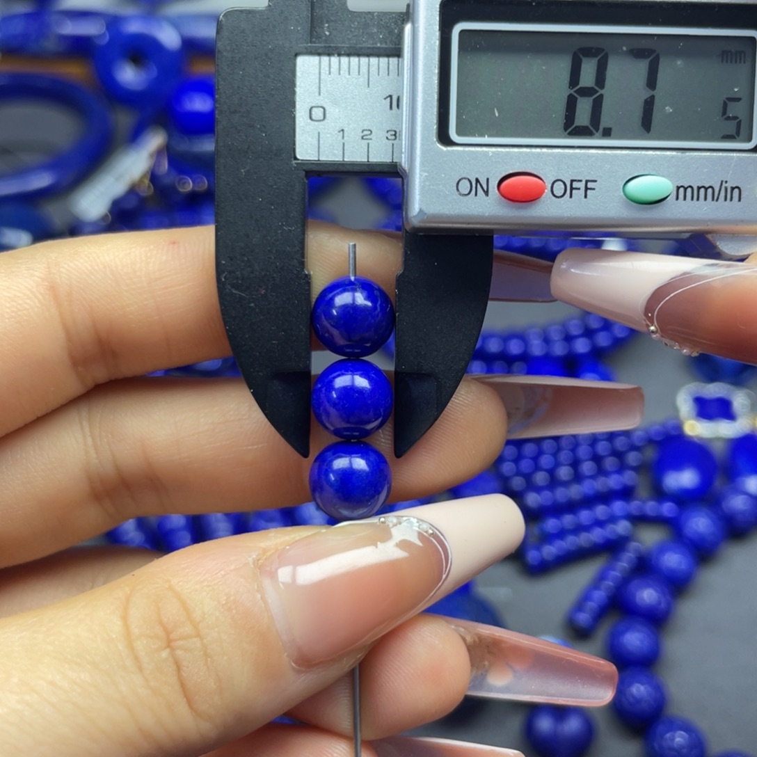 两***间青金石未镶嵌8+单珠