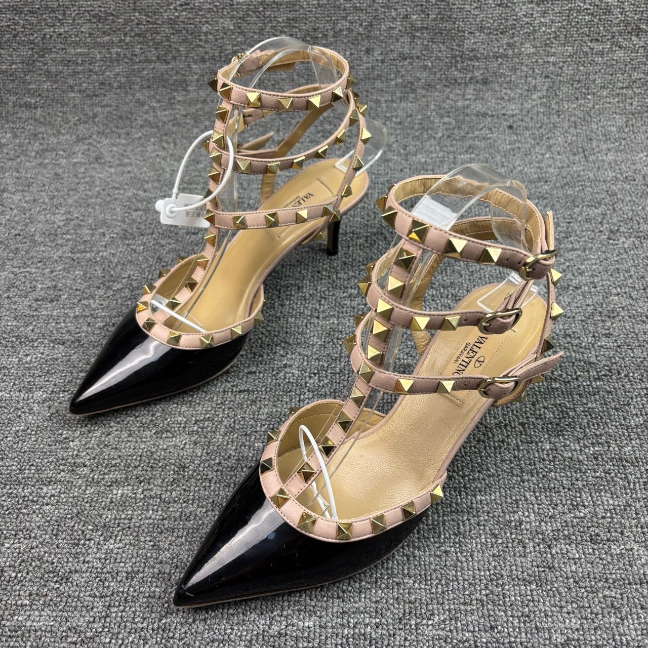 未使用 Valentino/华伦天奴 华伦天奴三环黑色高跟鞋 38码/Y3022