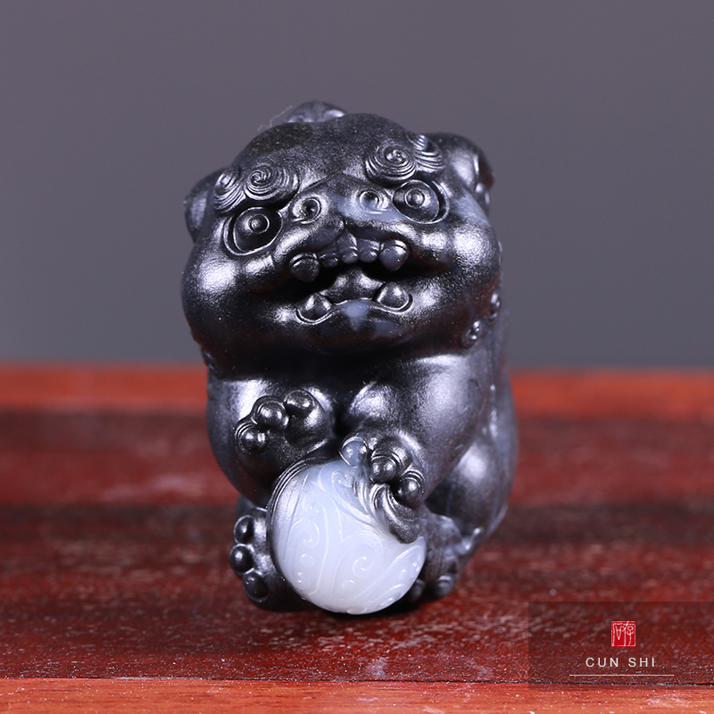  天然存石新疆和田玉青花狮子摆件狮子踩绣球手把件罗最84.2g