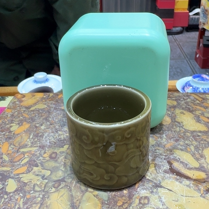 青瓷杯一个，瓷。。。品茗