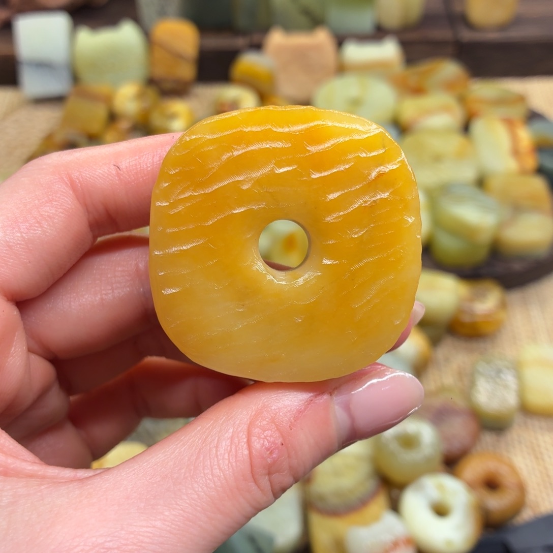 小***️蛇纹石玉未镶嵌颈饰