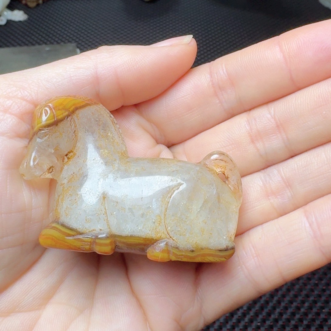 玛瑙/玉髓把件未镶嵌幸***人