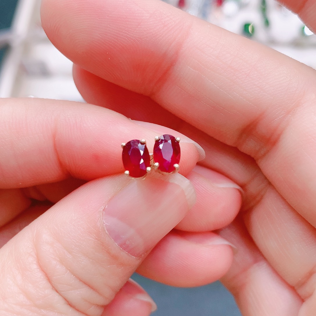 红宝石耳钉18K金镶嵌
