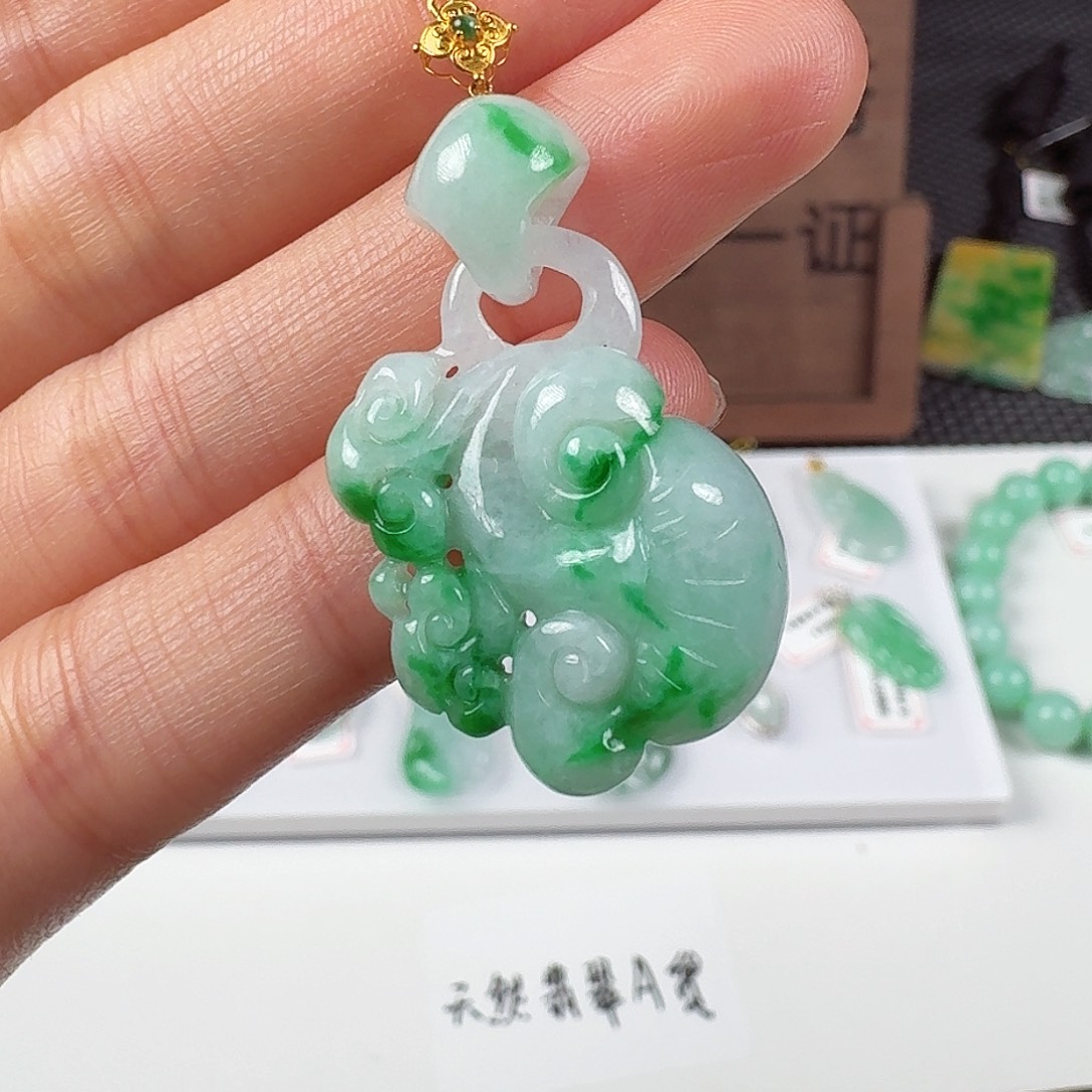 翡翠18K金镶嵌颈饰
