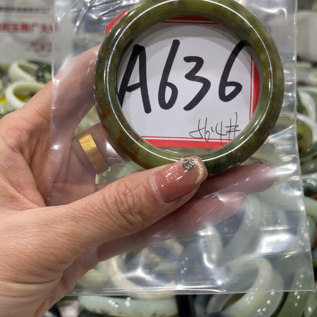 蛇纹石玉手镯未镶嵌