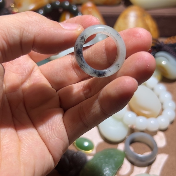 颈饰未镶嵌和田玉（糖玉）