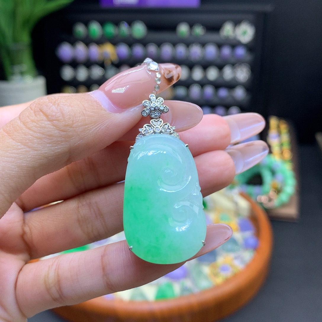 翡翠18K金镶嵌颈饰