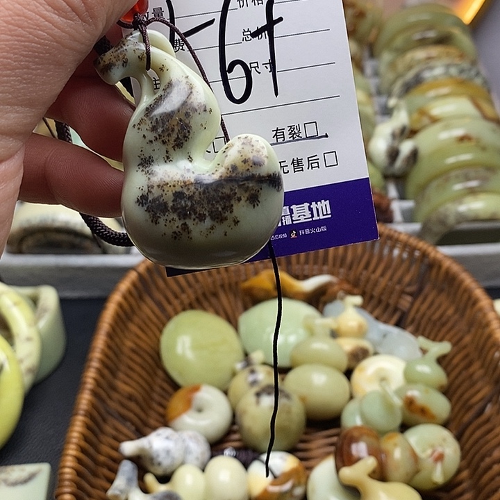 未镶嵌蛇纹石玉颈饰?*七