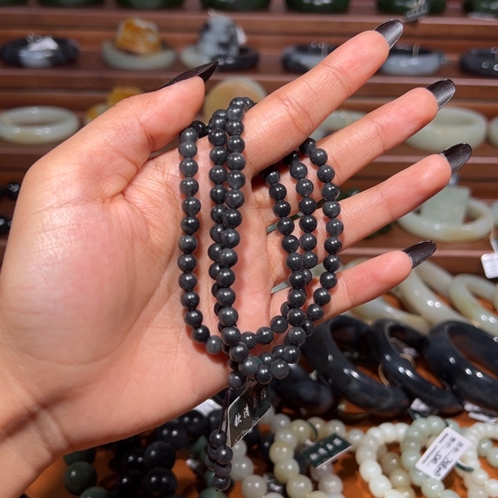 和田玉（墨玉）未镶嵌颈饰聚墨青花