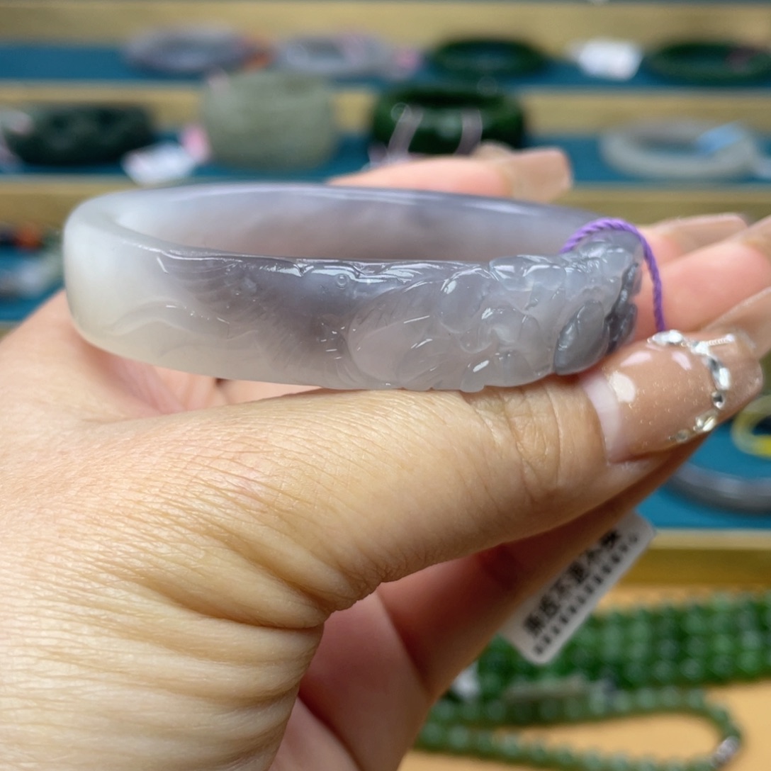 和田玉手镯52圈口。编号7未镶嵌