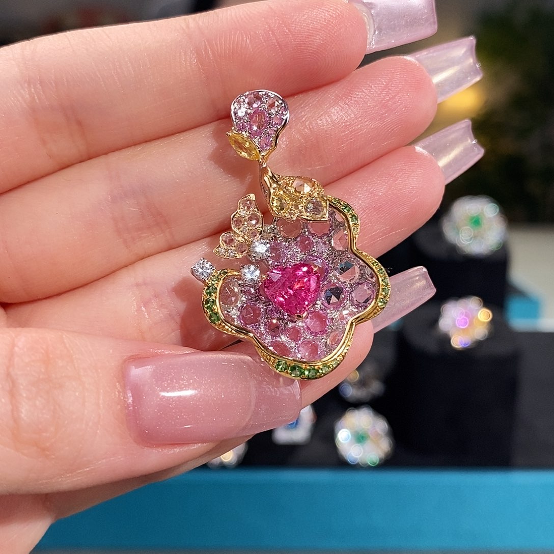 颈饰18K金镶嵌尖晶石1.83ct无烧马亨盖吉尔德