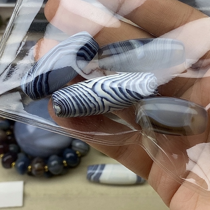 白***玛瑙/玉髓合金颈饰
