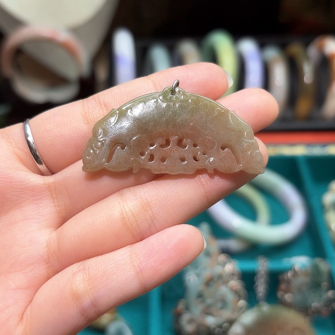 翡翠颈饰未镶嵌南齐老料红加绿翡翠三丝牌