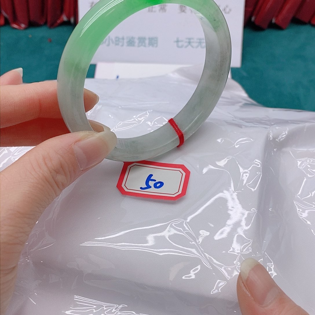 翡翠手镯未镶嵌。*尔50000000