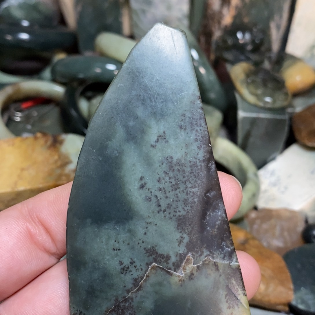 岫岩河磨玉（透闪石质玉）颈饰未镶嵌释*