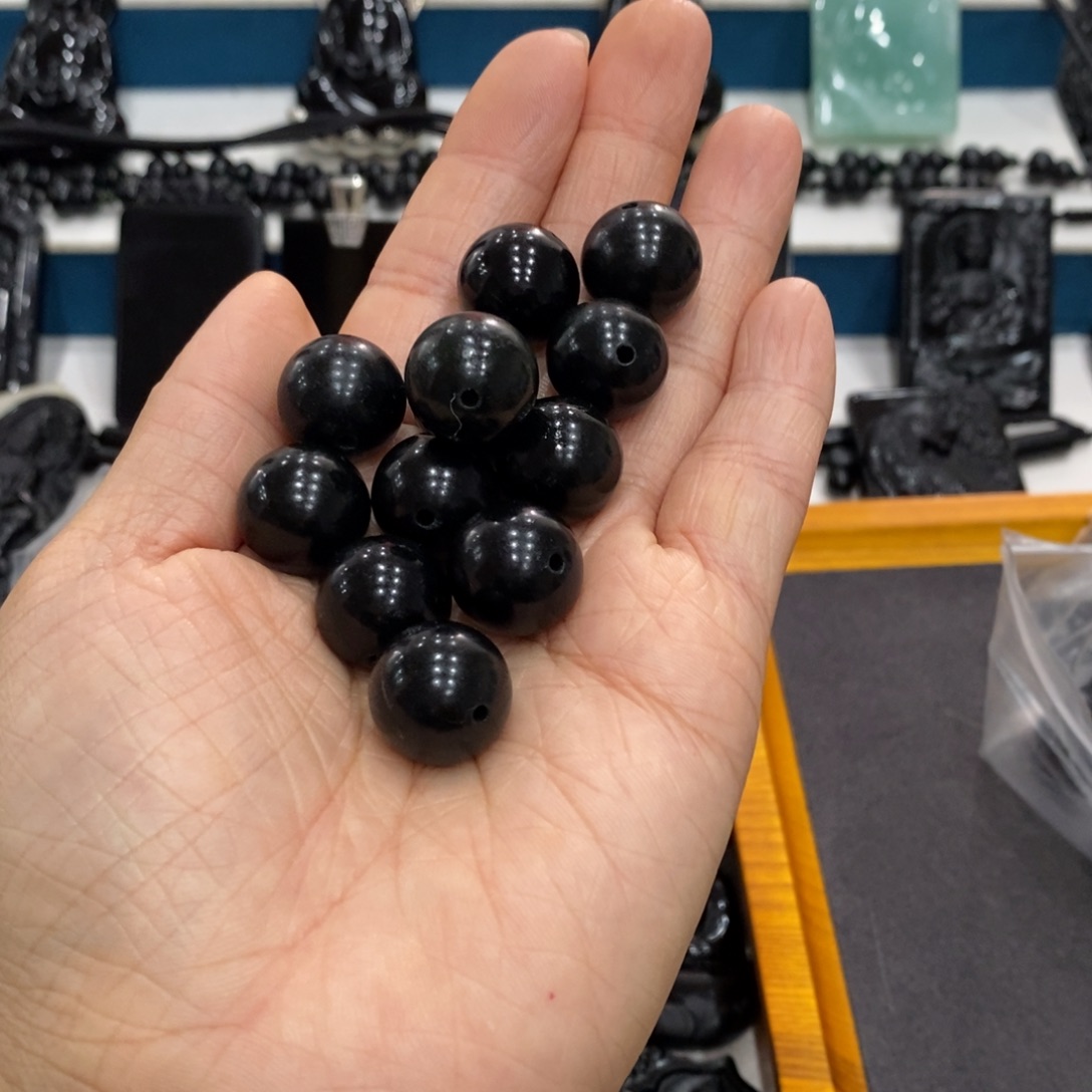 从***。蛇纹石玉未镶嵌手串