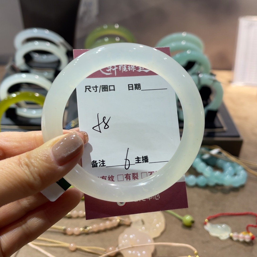 蛇纹石玉手镯未镶嵌任*酉手镯