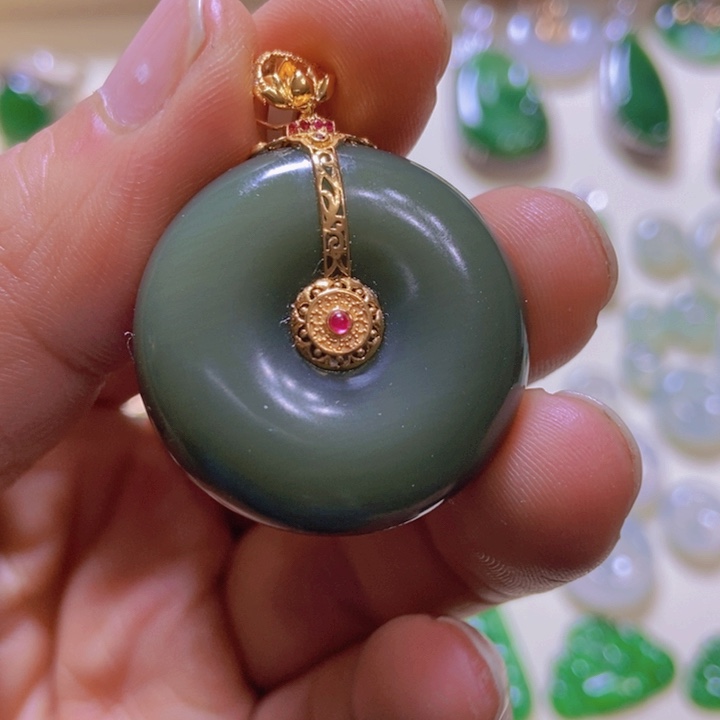 和田玉颈饰18K金镶嵌沙枣青平安扣