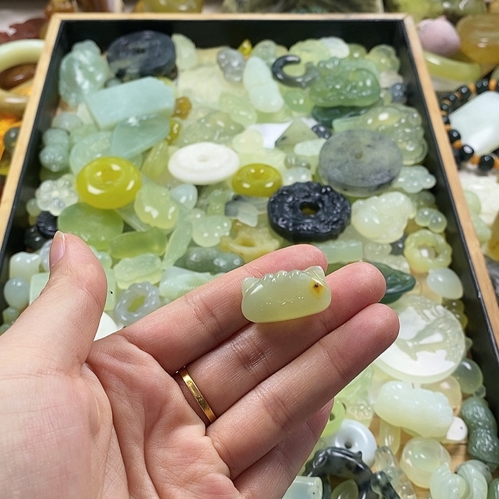 蛇纹石玉合金颈饰